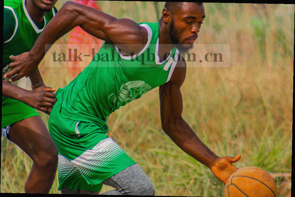 抽象数据脉冲波形配合时间刻度，体现每30秒一次的数据心跳